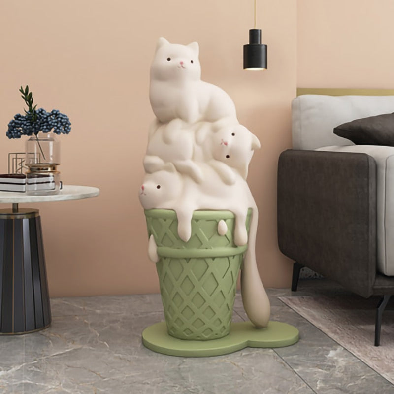 Escultura de cono de helado de gatos derritiéndose