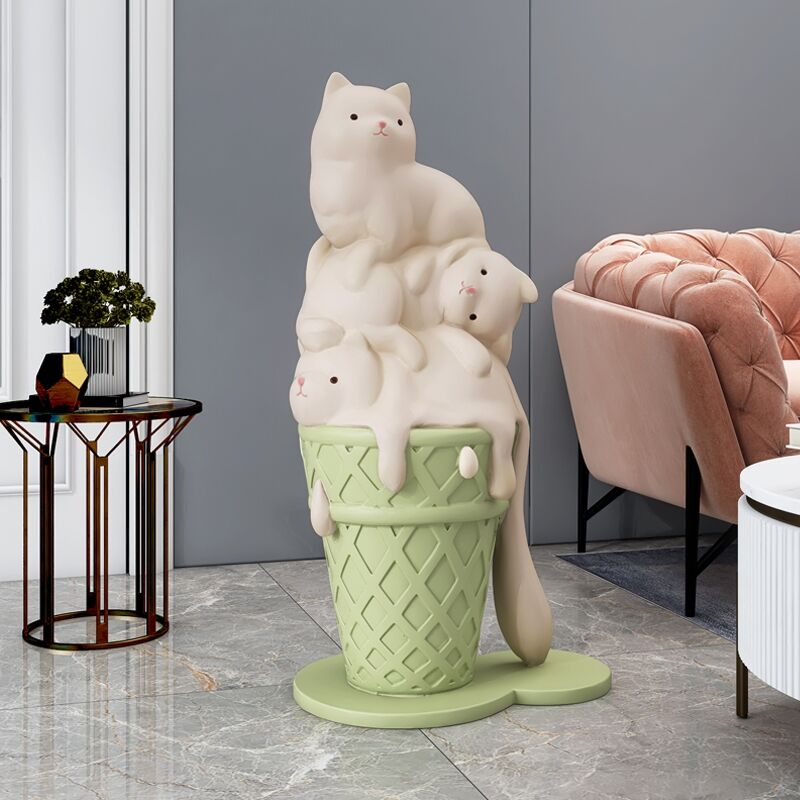 Escultura de cono de helado de gatos derritiéndose